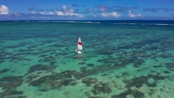 Barco à vela. Iate navegando em mar aberto. Navegando em veleiros na baía do oceano. Luxuoso estilo de vida iatismo no verão dia ensolarado. Conceito cinematográfico sereno, calmo e relaxante — Vídeo de Stock