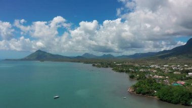 Mauritius adasının egzotik sahillerine kuş bakışı bir bakış. İnsanlar temiz tropikal suları ve plajları severler.