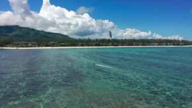 Karayipler 'in plaj geçmişi. Güneşli tropik plaj. Tropikal mavi okyanusta sörf yapan genç adam.