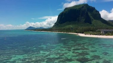 Uçurtma uçağı, insansız hava aracından gelen berrak kristal suda uçurtma hızıyla uçuyor. Mauritius
