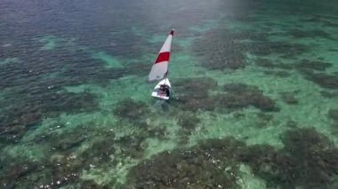 Yelkenli. Açık okyanusta yat gezintisi. Okyanus körfezinde yelkenlilerle açılmak. Güneşli yaz gününde lüks bir yat hayatı sürüyorum. Sinema sakinliği, sakinlik ve rahatlama konsepti