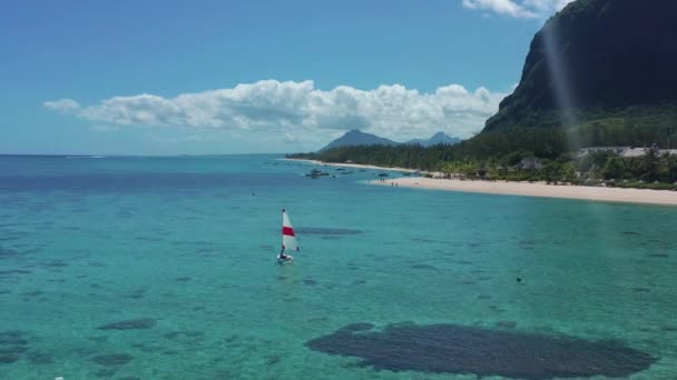 Idoso navegando em iate no oceano Índico. Tiro aéreo de um iate à vela no mar. Dia ensolarado no mar — Vídeo de Stock