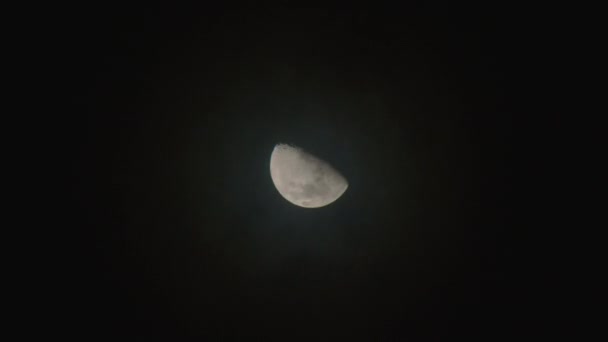 Συννεφιασμένος νυχτερινός ουρανός. Φεγγάρι που κρύβεται καθώς τα σύννεφα εμφανίζονται στον σκοτεινό ουρανό. — Αρχείο Βίντεο