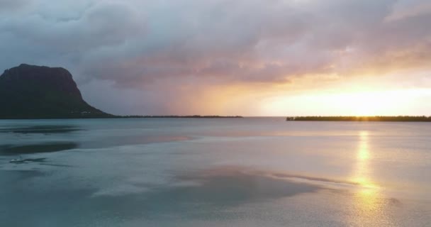 Piękny zachód słońca na rajskiej wyspie na Oceanie Indyjskim — Wideo stockowe