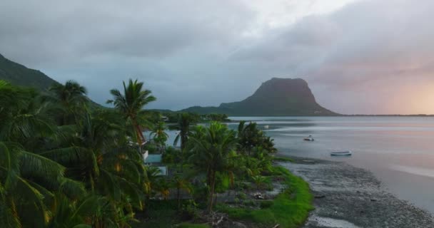 Hermosa puesta de sol en una isla paradisíaca en el Océano Índico — Vídeos de Stock