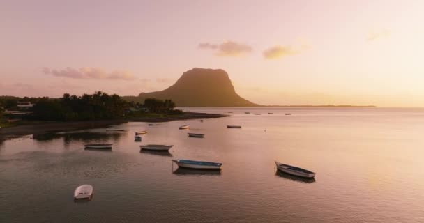 Paradiset stenig tropisk ö vid solnedgången antenn utsikt. Båtar på stranden och Le Morne Brabant UNESCO: s världsarvslista vid solnedgången. Mauritius — Stockvideo