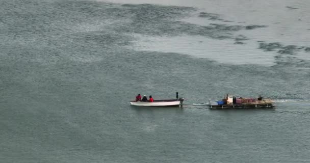 Flygfoto. En liten fiskebåt transporterar gods över Indiska oceanens lagun — Stockvideo