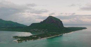 Cennet adası manzarasında tropik bir tatil yeri. Palmiyeleri ve beyaz kumları olan güzel Mauritius Palm Beach. Hint Okyanusu kıyısında bir otel.