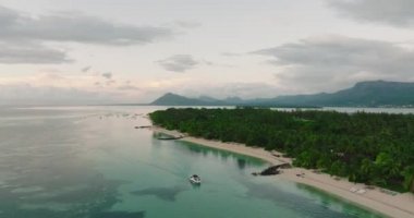 Cennet adası manzarasında tropik bir tatil yeri. Palmiyeleri ve beyaz kumları olan güzel Mauritius Palm Beach. Hint Okyanusu kıyısında bir otel.