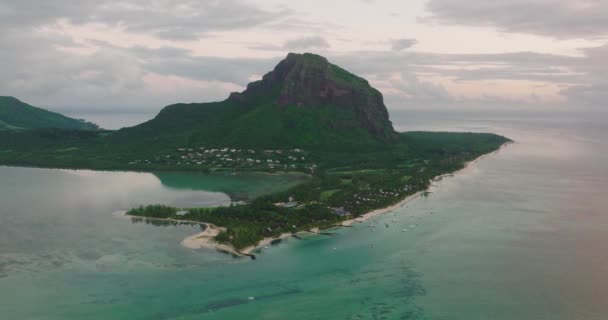 캐리비안 목적지에 있는 호화 로운 요트와 돛단배들 이 방문하는 에메랄드 같이 맑은 해변 이 석회암으로 덮여 있는 열 대의 독특 한 낙원 만의 공중 드론 영상 — 비디오