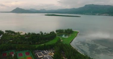 Hint Okyanusu kıyısındaki golf oteli. Sahilde golf sahası ve villalar. Mauritius