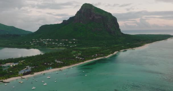 Aerial drone video tropikalny raj egzotyczna zatoka wyspy pokryte wapiennymi drzewami ze szmaragdową krystalicznie czystą plażą odwiedzane przez luksusowe jachty i żaglówki na Karaibach przeznaczenia — Wideo stockowe