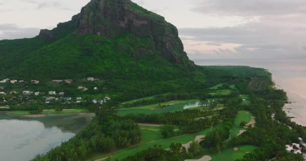 Golf hotel a sziklás parton Indiai-óceán. Golf pálya és villák a strandon. Mauritius — Stock videók
