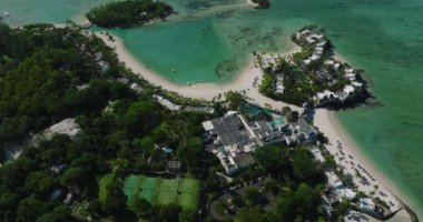 Hava görüntüsü. Birçok ağacı olan modern ve ekolojik yeşil alanlar. Bir sürü yeşil palmiye ve diğer bitkiler. Çevresel koruma. Yüksek kalite 4k görüntü