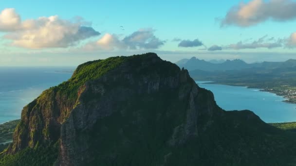 Paisaje Escénico Naturaleza Salvaje Isla Tropical Con Montañas Rocosas Cubierto — Vídeos de Stock