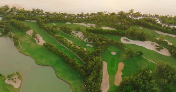 ゴルフホテルの海岸インド洋 ビーチでのゴルフコースとヴィラ ゴルフ場の空中ビュー ショットを確立し ドローンはゴルフクラブを飛んでいます 裕福な人々の生活 モーリシャス — ストック動画