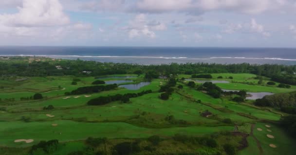 ゴルフホテルの海岸インド洋 ビーチでのゴルフコースとヴィラ ゴルフ場の空中ビュー ショットを確立し ドローンはゴルフクラブを飛んでいます 裕福な人々の生活 モーリシャス — ストック動画