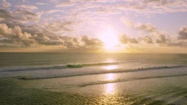 Mavi enerjili okyanus suyunun canlılığı. Güçlü fırtınalı deniz dalgaları havadan bakış açısı. Açık Hint denizinde köpüklü beyaz dokuya sahip bir dalga çizgisi. Sörf yerinde okyanus dalgaları yuvarlanır ve kırılır..