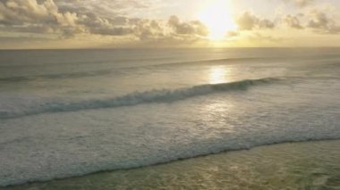 Doku ve rüzgar spreyli varil dalgaları, ham doğal harikalar. Aşırı okyanus dalgası. Dalgaların gücü su köpüğünü kırıyor. Yüksek kalite 4k görüntü