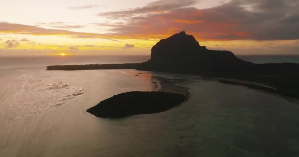 インド洋の美しい山の空中ビュー 日没の最後の光線は山の頂上に当たった 山から海へのパノラマ 高品質4K映像 — ストック動画