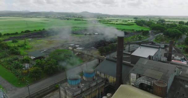 モーリシャス島の緑のサトウキビ畑での砂糖工場の空中ビュー 砂糖生産 高品質4K映像 — ストック動画