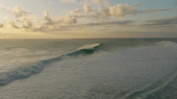 Потужність Блакитної Енергетичної Океанської Води Потужна Штормова Перспектива Морських Хвиль — стокове відео