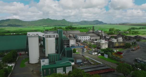 Flygfoto Över Sockerfabriken Gröna Sockerrörsfält Mauritius Sockerproduktion Högkvalitativ Film — Stockvideo