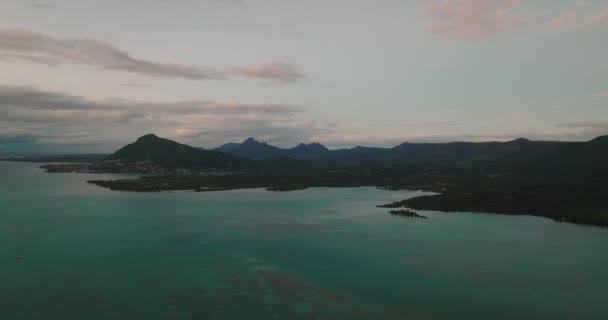 Vista Aerea Paesaggio Paesaggistico Natura Selvaggia Isola Tropicale Con Montagne — Video Stock