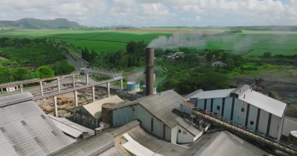 从空中俯瞰毛里求斯岛上绿色甘蔗田里的糖厂 糖的生产 高质量的4K镜头 — 图库视频影像