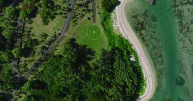 Turkuaz su ve canlı resifle güzel, yeşil Mauritius adasının havadan görünüşü. Hint Okyanusu kıyısındaki lüks otellerde. Tatil, seyahat, gün batımı.