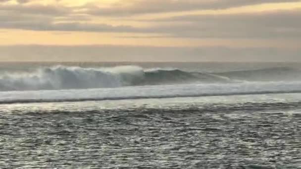 Barreling Welle Mit Textur Und Windspray Rohe Naturwunder Extreme Meereswellen — Stockvideo