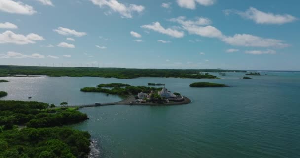 Vista Aérea Templo Indiano Lagoa Oceano Índico Meio Vegetação Exuberante — Vídeo de Stock