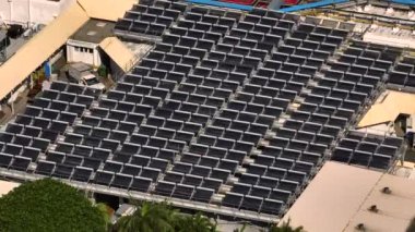 Yeşil tarlalardaki biyogaz fabrikası ve çiftliği. Biyokütlenin yenilenebilir enerjisi. Modern Avrupa Birliği tarımına havadan bakış. Yüksek kalite 4k görüntü