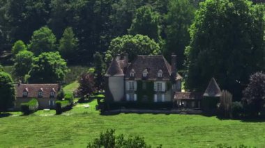 Parallaks etkisi. Fransa kalesinin gökyüzü manzarası eski kasaba ve ormanı gösteriyor. Yüksek kalite 4k görüntü