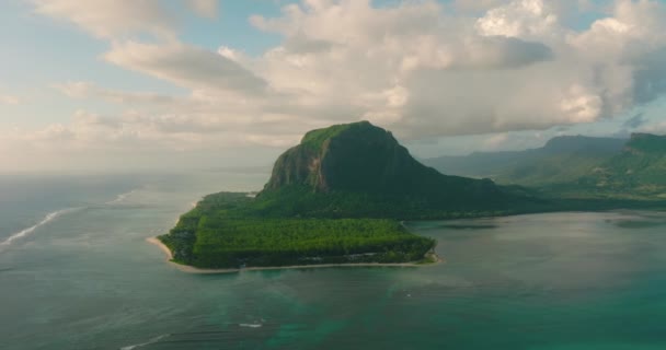 Letecký Pohled Scénická Krajina Divoká Příroda Tropický Ostrov Skalnatými Horami — Stock video