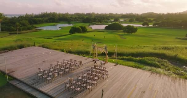 Schöne Ansicht Des Hochzeitsbogens Von Der Drohne Aus Hochwertiges Filmmaterial — Stockvideo