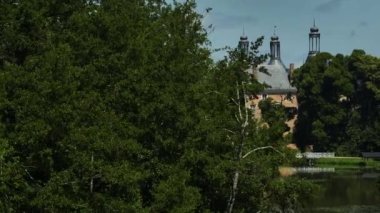 Saint-Fargeau Kalesi. Göl kenarındaki yeşil ormandaki güzel bir Fransız kalesinin hava manzarası. Yüksek kalite 4k görüntü