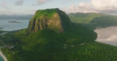 Parallaks etkisi. Dağın yüksek zirvesinin havadan görünüşü. Arka plan çok hızlı hareket ediyor. Yüksek kalite 4k görüntü