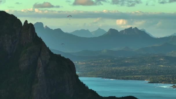 Alta Montaña Océano Índico Efecto Paralelo Vista Aérea Del Pico — Vídeo de stock