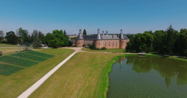 圣法罗城堡 空中俯瞰着湖边绿林中一座美丽的法国古城堡 高质量的4K镜头 — 图库视频影像
