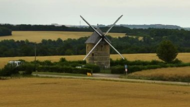 Burgundy 'de hava manzaralı yel değirmeni. Fransa kırsalında eski bir yel değirmeni. Yüksek kalite 4k görüntü