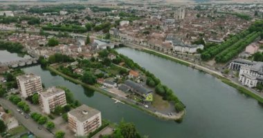 Aerial view of Sens, Burgundy 'de Yonne Nehri' nin sağ kıyısında yer alan bir antik şehir. Yüksek kalite 4k görüntü