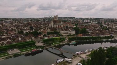 Fransız şehri Joigny 'nin havadan görünüşü. Joigny, Fransa 'nın orta kesimindeki Bourgogne-Franche-Comte bölgesinde bir komün. Yüksek kalite 4k görüntü