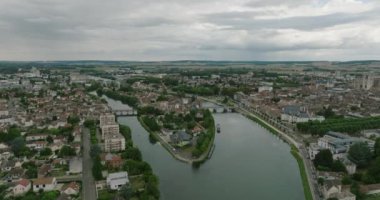 Aerial view of Sens, Burgundy 'de Yonne Nehri' nin sağ kıyısında yer alan bir antik şehir. Yüksek kalite 4k görüntü