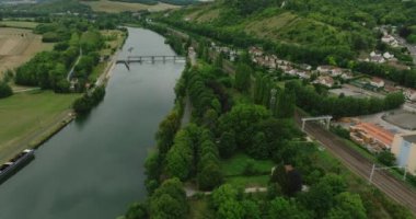 Aerial view of Sens, Burgundy 'de Yonne Nehri' nin sağ kıyısında yer alan bir antik şehir. Yüksek kalite 4k görüntü