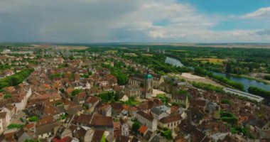 Fransız şehri Joigny 'nin havadan görünüşü. Joigny, Fransa 'nın orta kesimindeki Bourgogne-Franche-Comte bölgesinde bir komün. Yüksek kalite 4k görüntü