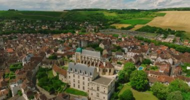 Fransız şehri Joigny 'nin havadan görünüşü. Joigny, Fransa 'nın orta kesimindeki Bourgogne-Franche-Comte bölgesinde bir komün. Yüksek kalite 4k görüntü