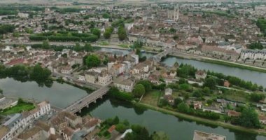 Aerial view of Sens, Burgundy 'de Yonne Nehri' nin sağ kıyısında yer alan bir antik şehir. Yüksek kalite 4k görüntü