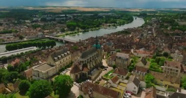 Fransız şehri Joigny 'nin havadan görünüşü. Joigny, Fransa 'nın orta kesimindeki Bourgogne-Franche-Comte bölgesinde bir komün. Yüksek kalite 4k görüntü