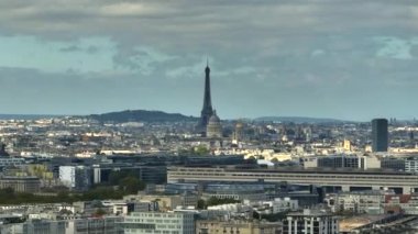 Binaların çatılarının, caddelerin ve caddelerin araba trafiğinin, modern ve klasik mimarinin havadan görünüşü. Hava aracı atışı hareket ediyor. Yüksek kalite 4k görüntü